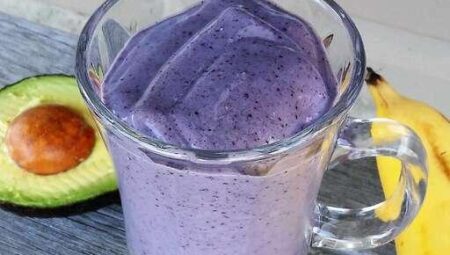 Avocado, Blueberry, Banana, and Chia Smoothie