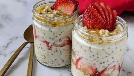 Overnight Oats with Strawberries and Greek Yogurt