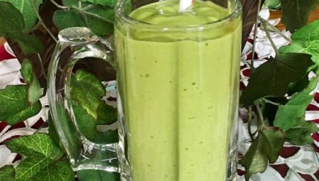 Banana, Avocado, and Spinach Smoothie